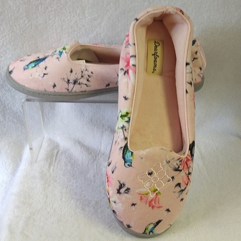 Dear foam Rebecca slippers. Size 7-8. Pink. NWOT Never worn.